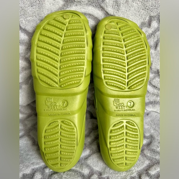 Midwest Quality Gloves Garden Clogs – Green Daisy Cutout – Size 7 - Picture 4 of 4